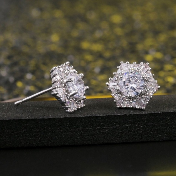 18K white gold hexagon halo stud earrings - Picture 6 of 7
